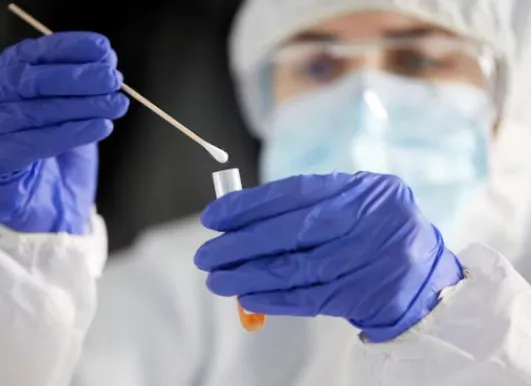 Proceso de criopreservación de células madre en laboratorio acreditado en Chile.